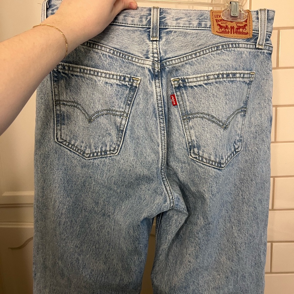 Light wash Levi’s low pro